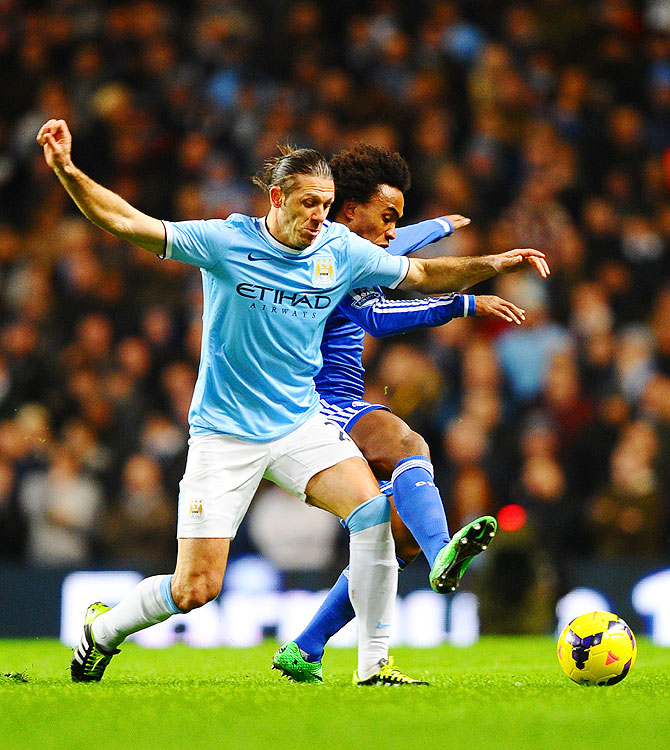 Martin Demichelis of Manchester City and Willian of Chelsea vie for the ball on Monday