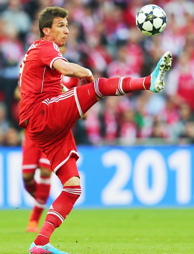 Mario Mandzukic of Bayern Muenchen controls the ball.
