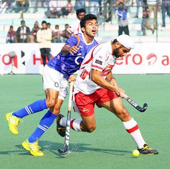 Mumbai's Gurjinder Singh battles for posession