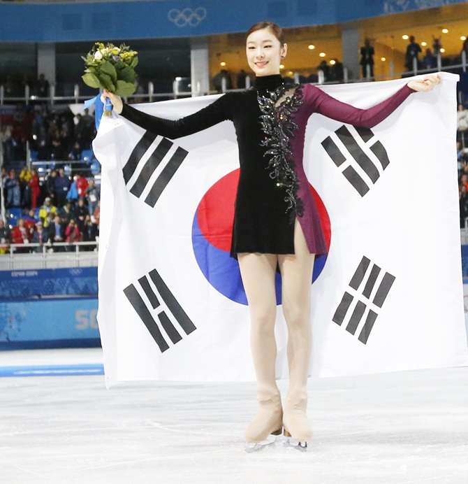 Korea's Yuna Kim celebrates with her flag after the flower ceremony.
