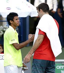 Somdev shakes hands with del Potro after the match