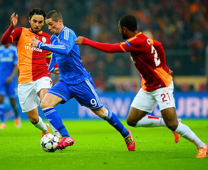 Fernando Torres of Chelsea is closed down by Selcuk Inan and Aurelien Chedjou of Galatasaray.