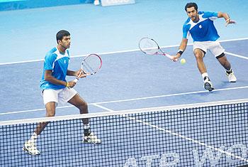 Rohan Bopanna (left) of India and Aisam-Ul-Haq Qureshi of Pakistan