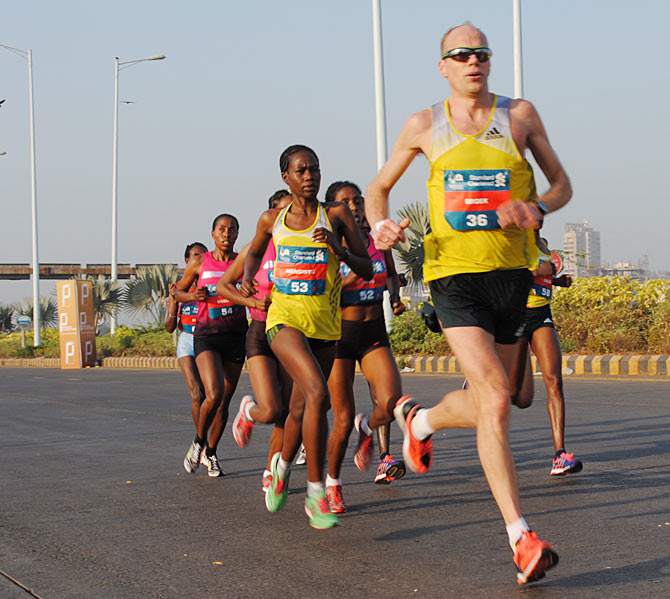 Elite runners near the half mark near the Bandra-Worli sea link