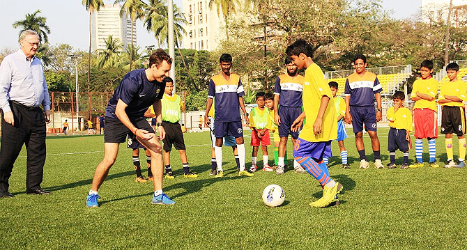 Anthony Frost, Grassroots Instructor from Melbourne, shares some pointers with young footballers from Mumbai during the FFA-AIFF Grassroots Festival at the Cooperage ground in Mumbai on Wednesday