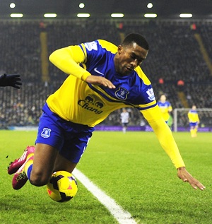 Distin signs contract extension at Everton