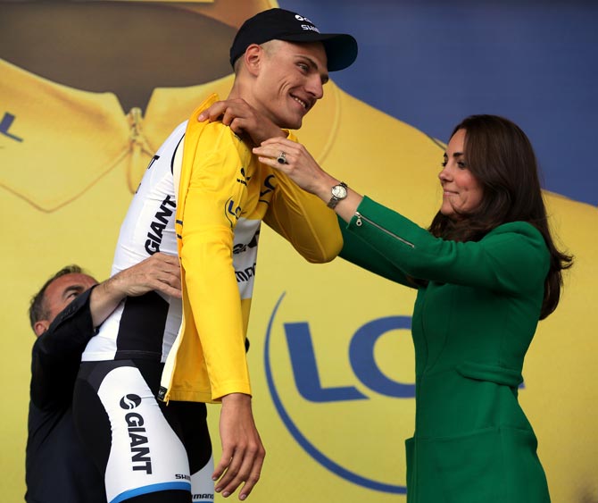 Catherine, Duchess of Cambridge (right) awards the overall race leader's yellow jersey to Marcel Kittel of Germany 