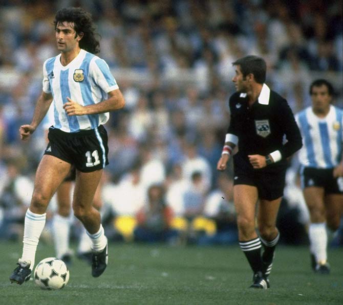 Mario Kempes (centre) of Argentina runs with the ball during the 1978 World Cup