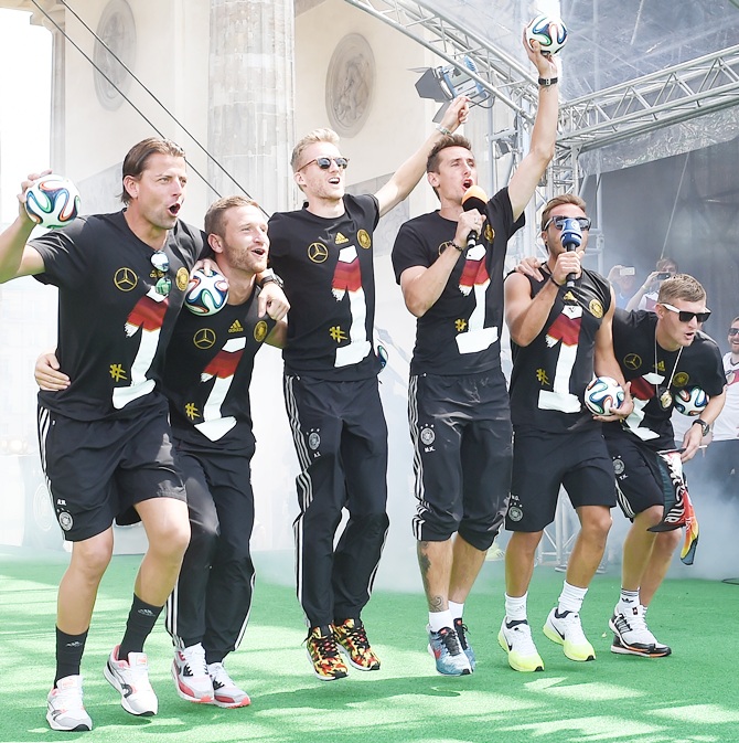Roman Weidenfeller, Shkodran Mustafi, Andre Schuerrle, Miroslav Klose and Mario Goetze celebrate
