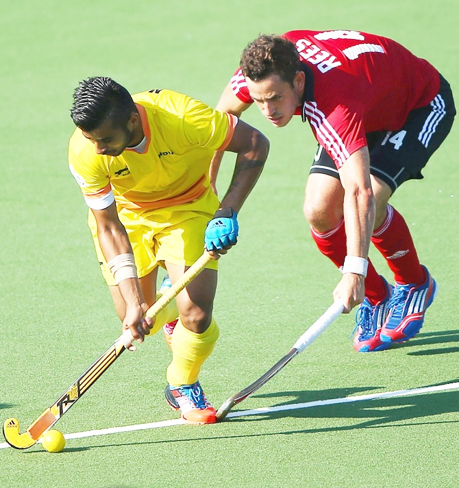 Nicholas Rees of Wales tries to tackle Manpreet Singh of India