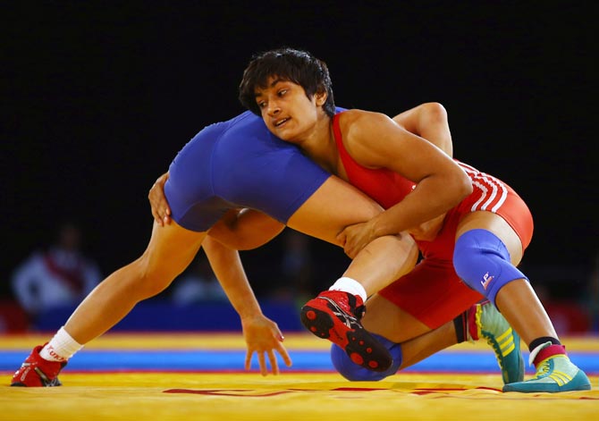 Vinesh of India (red) on her way to beating Yana Rattigan of England