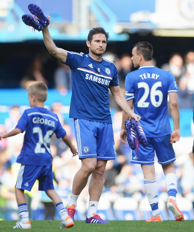 Frank Lampard of Chelsea acknowledges the crowd