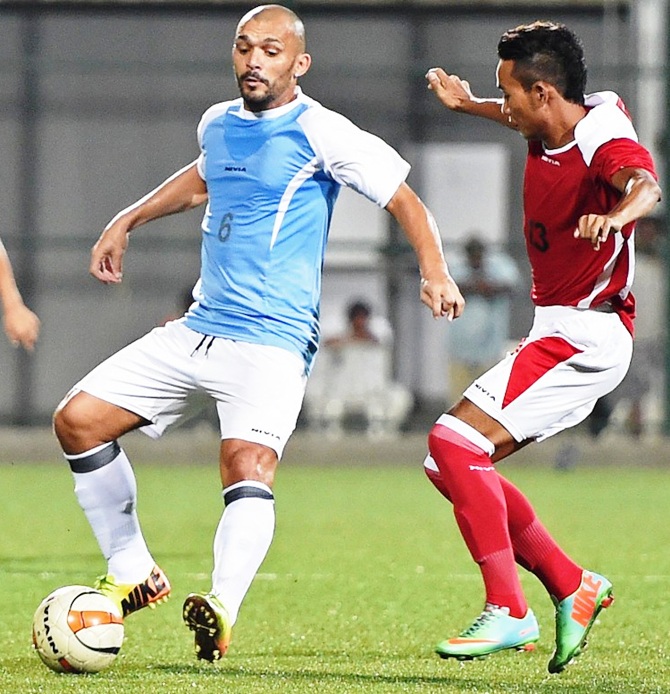 Beto (left) in action during an I-League match