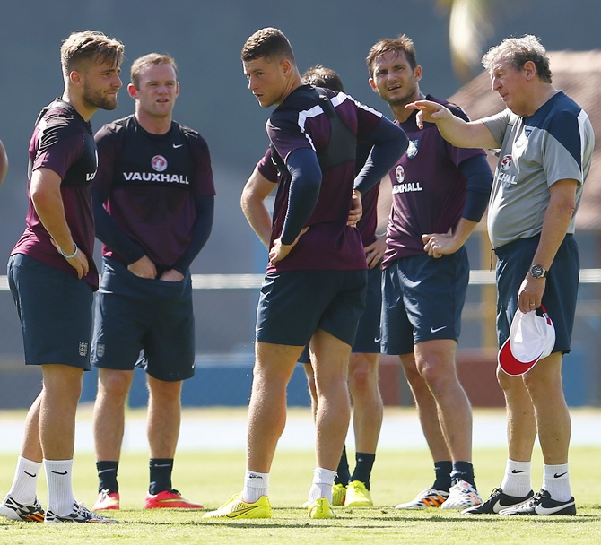 England's manager Roy Hodgson,right, speaks to Luke Shaw,left, Wayne Rooney, Ross Barkley and Frank Lampard