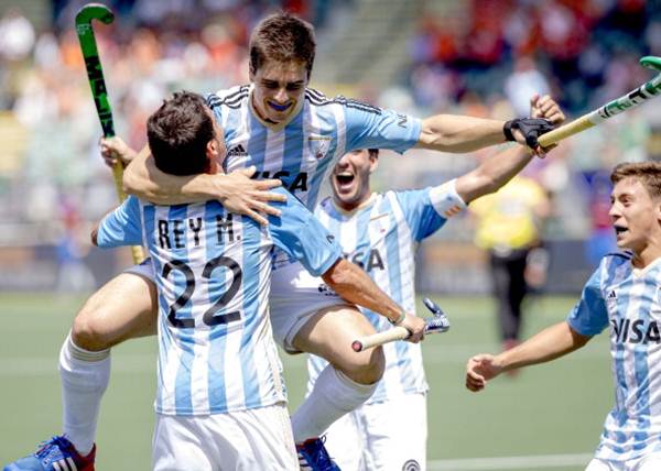 Argentina's player Gonzalo Peillat (centre) celebrates after scoring.