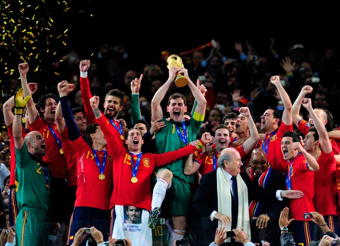Spain's players celebrate after winning the 2006 World Cup title