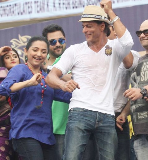 Shah Rukh Khan dances