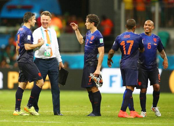 The Netherlands head coach Louis van Gaal and Robin van Persie celebrate victory