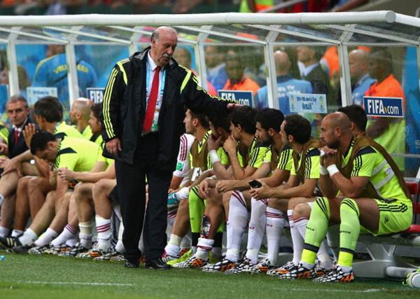 Spain's head coach Vicente del Bosque consoles his players after defeat