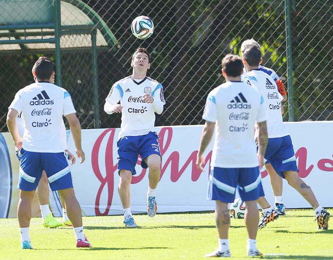 The Argentina team warms up during a training session at Cidade do Galo 