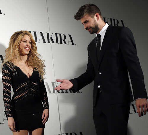 Colombian singer Shakira and Barcelona's soccer player Gerard Pique (R) pose during a photocall presenting her new album Shakira
