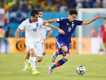 Giorgos Karagounis of Greece challenges Shinji Kagawa of Japan 