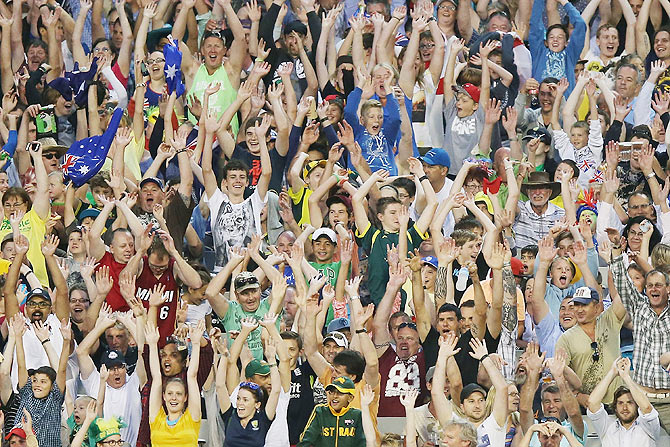 The crowd perform a mexican wave at the MCG 