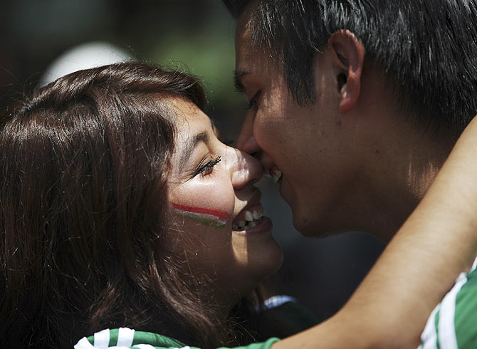 World Cup: It's all passion as fans kiss at kick-off!
