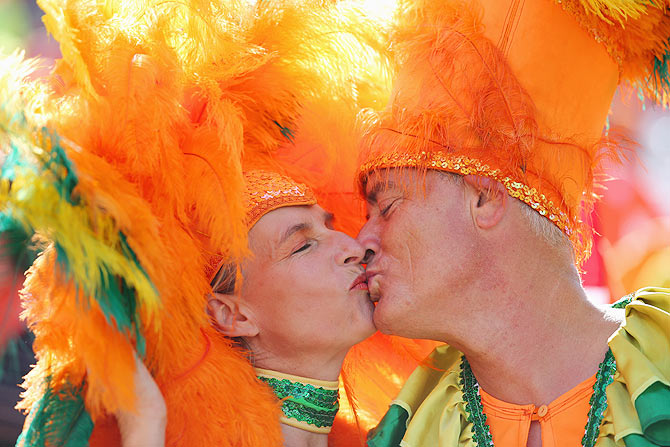 World Cup: It's all passion as fans kiss at kick-off!