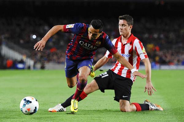 Ander Herrera of Athletic Club tackles Alexis Sanchez of FC Barcelona during a La Liga match