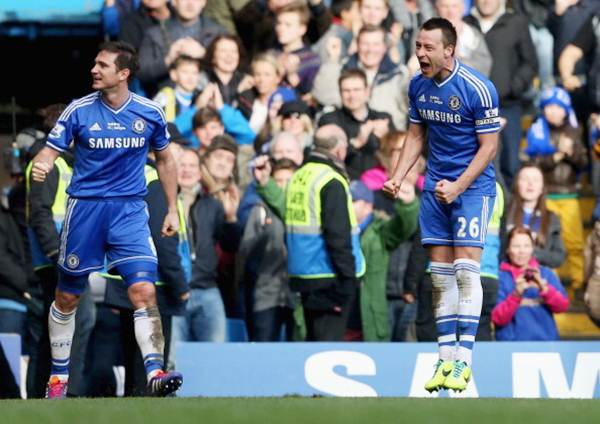 Chelsea's Frank Lampard (L) celebrates with John Terry as he scores their first goal during the Barclays Premier League match against Everton at Stamford Bridge on February 22, 2014