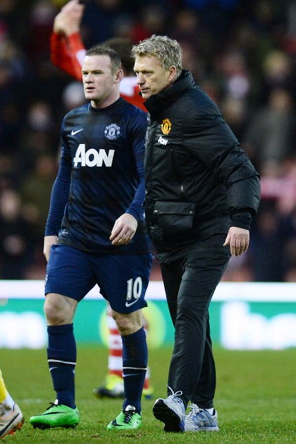 David Moyes, manager of Manchester United walks off with Wayne Rooney after the Barclays Premier League match against Stoke City at Britannia Stadium on February 1, 2014