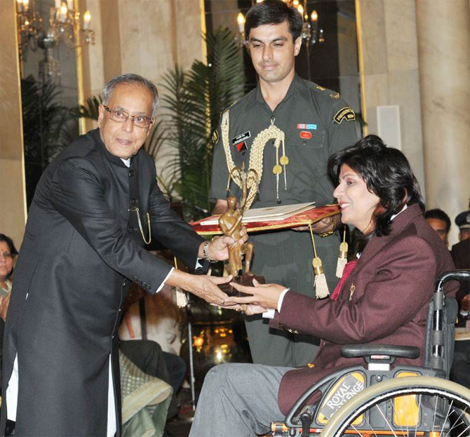 Deepa Malik receives the Arjuna award from President Pranab Mukherjee