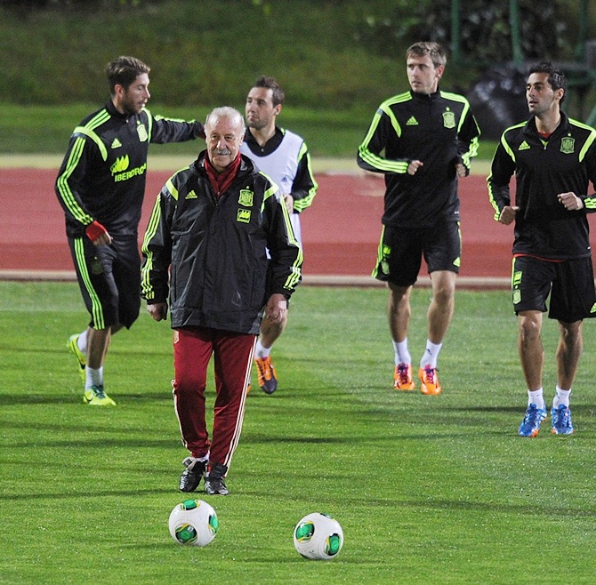 Spain head coach Vicente del Bosque oversees a training session.