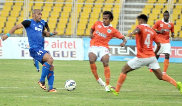 Dempo's Beto, left, in action against Sporting Clube players