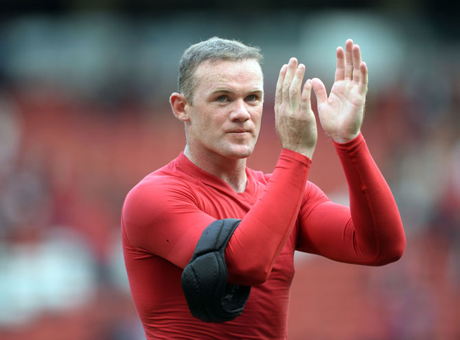 Wayne Rooney of Manchester United applauds the crowd