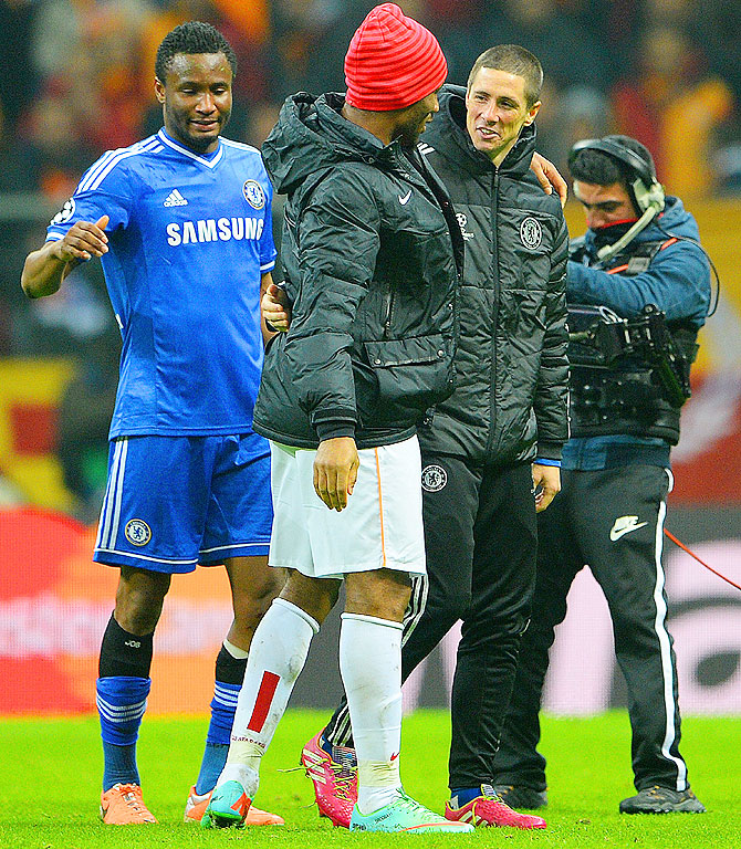Didier Drogba of Galatasaray hugs Fernando Torres of Chelsea at the final whistle during the UEFA Champions League Round of 16 first leg match on February 26