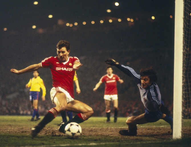 Bryan Robson of Manchester United scores his second goal during the European Cup Winners Cup Quarter-Final Second   Leg match against Barcelona held on March 21, 1984 at Old Trafford