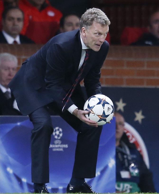 Manchester United's coach David Moyes instructs his players