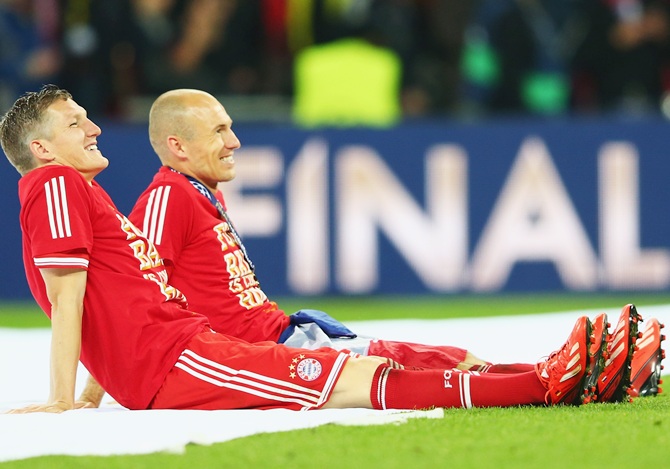 Arjen Robben of Bayern Muenchen,right, celebrates victory with teammate Bastian Schweinsteiger