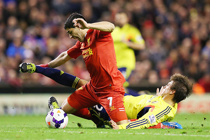 Sunderland's Santiago Vergini fouls Liverpool's Luis Suarez during their match on Wednesday