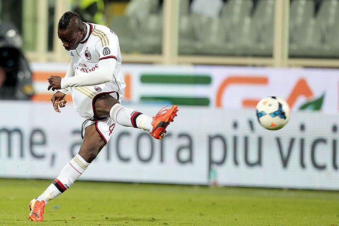 Mario Balotelli of AC Milan in action against ACF Fiorentina during the serie A match at Stadio Artemio Franchi in Florence, Italy on Wednesday