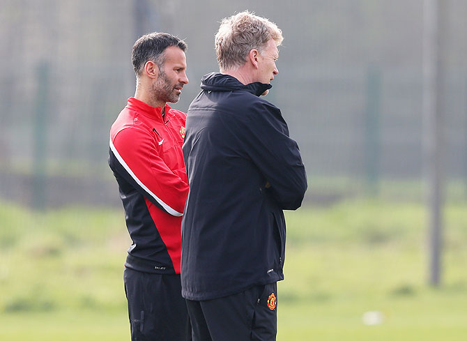 Manchester United manager David Moyes talks with Ryan Giggs during a training session at the Aon Training Complex on Monday