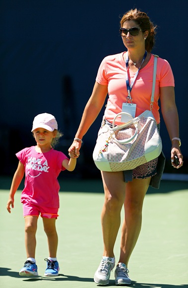 Mirka Federer leaves the practice courts with daughter
