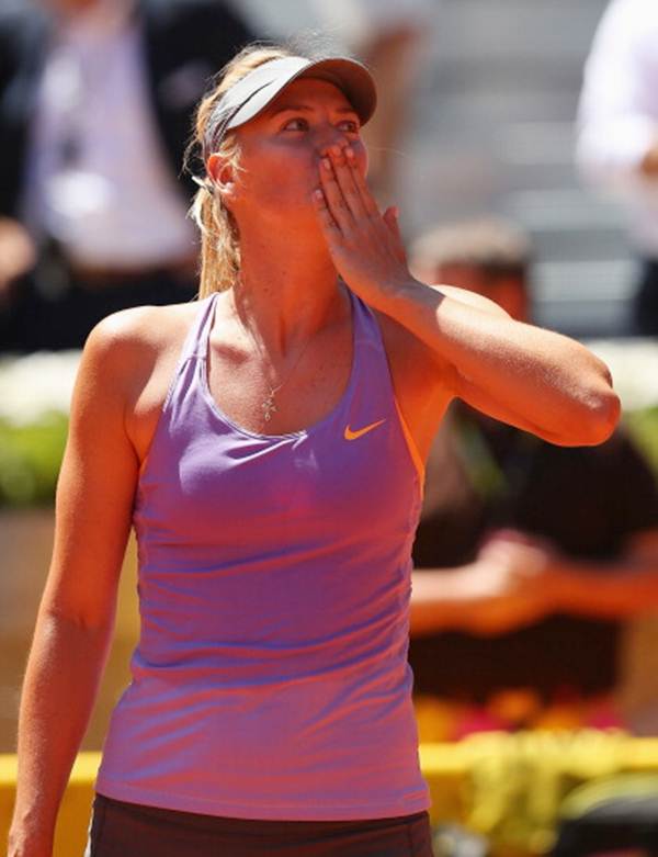 Maria Sharapova of Russia blows a kiss to the crowd after her victory over Li Na of China.