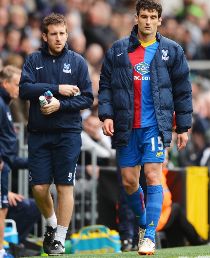  Mile Jedinak of Crystal Palace leaves the field during the Barclays Premier League match between Fulham and Crystal Palace