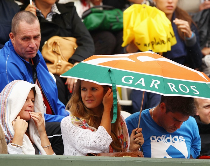 Andy Murray's girlfriend Kim Sears shelters from the rain
