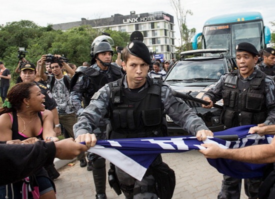 Teachers who demand better working condtions block the Brazilian national football players' bus