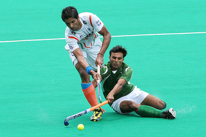 Rupinder Pal Singh of India gets tackled by Muhammad Kashif Ali of Pakistan 