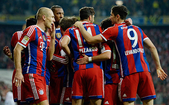 Arjen Robben of Muenchen (left) celebrates with teammates 